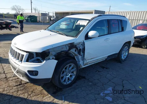 2017 Jeep Compass Latitude Fwd z USA, uszkodzony, nr VIN 1C4NJCEA9HD117473